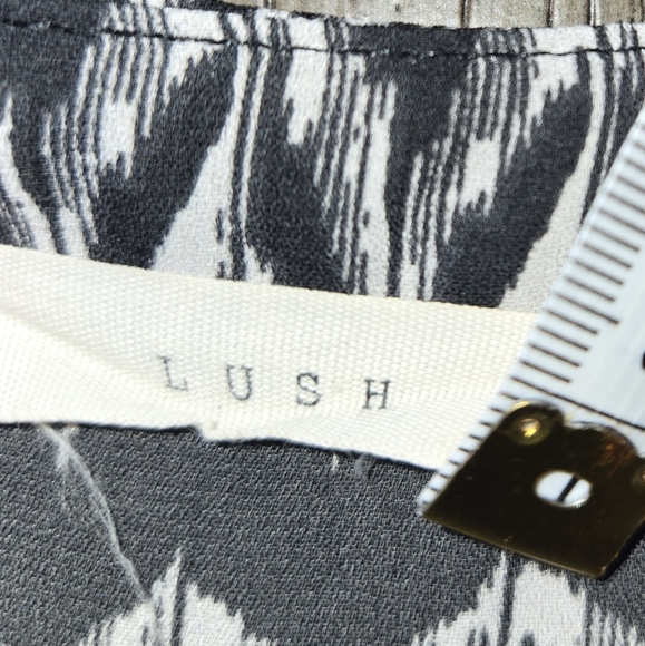 Lush Black and White Print Blouse Long Sleeve and V-neck Size Medium - Picture 8 of 8